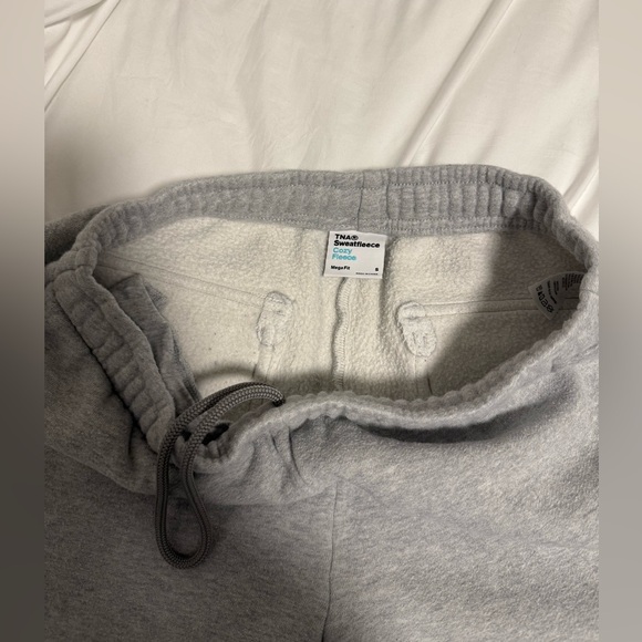 - Aritzia TNA Sweatfleece Cargo Sweats - Picture 2 of 3